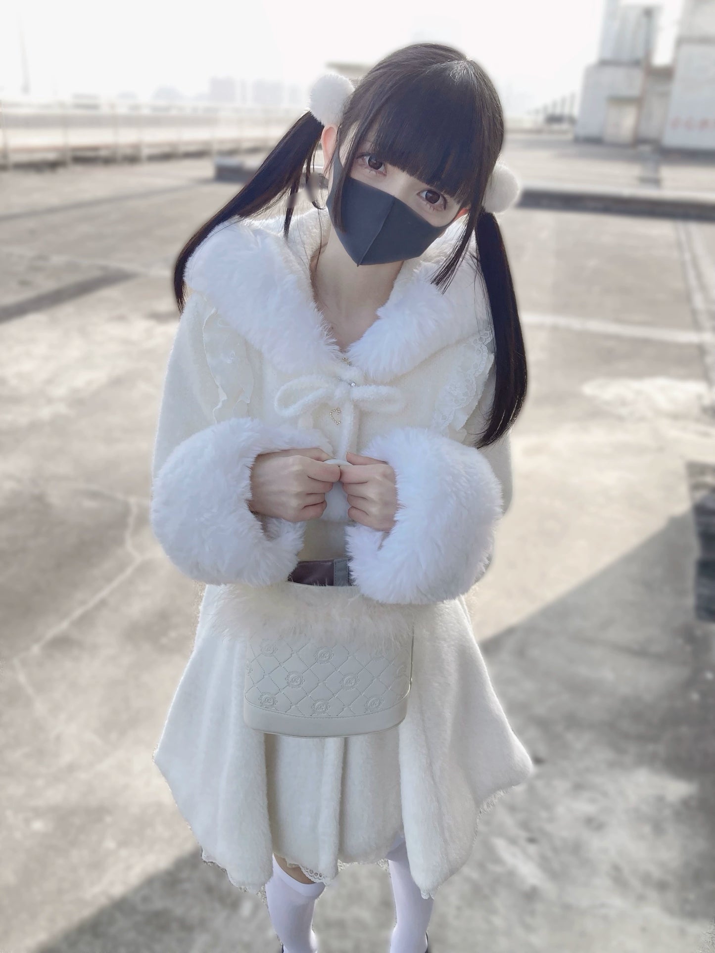 【予約商品】Snowball Ribbon Fur Hoodie White A-Line Coat NEK0033