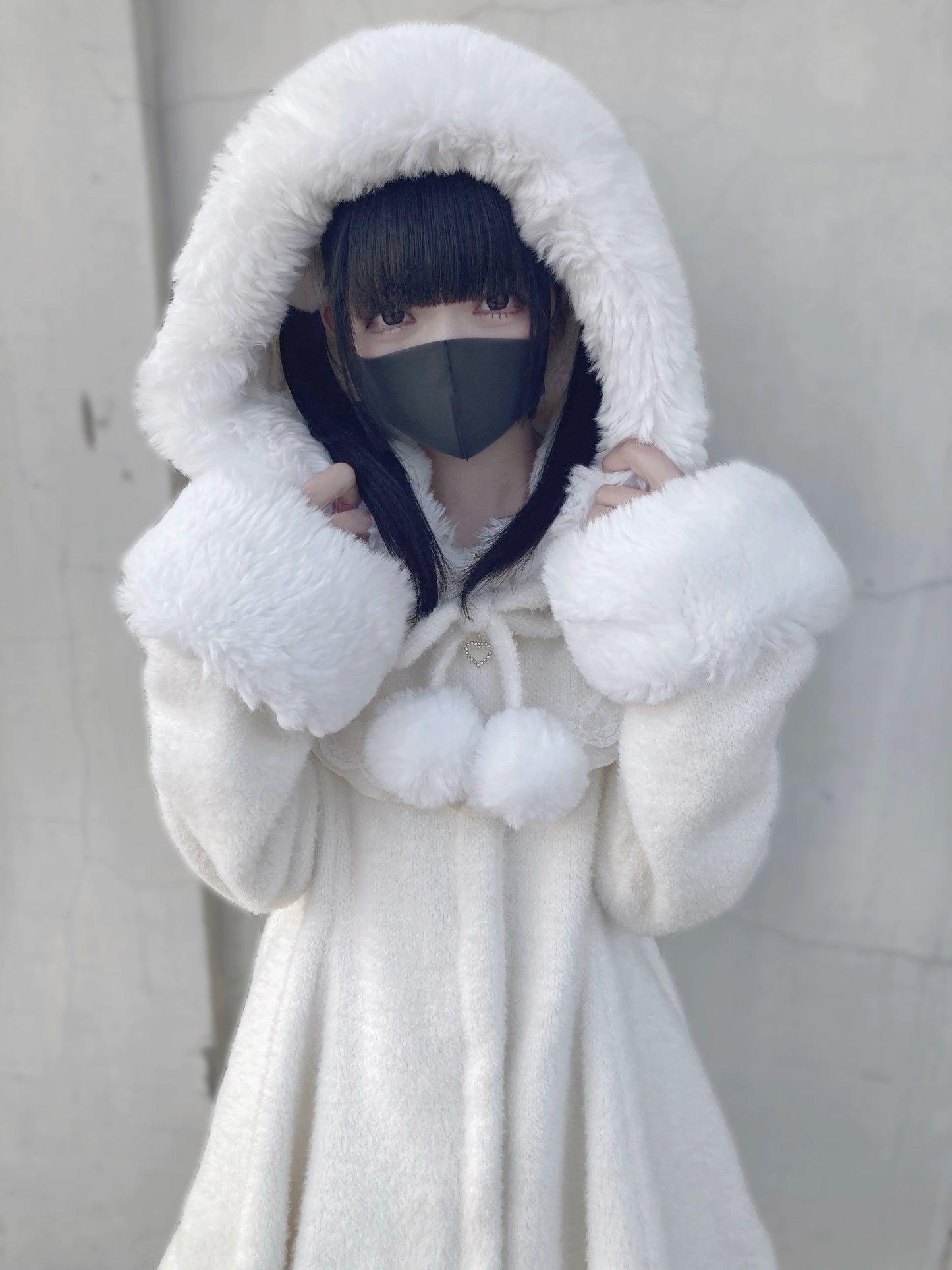 【予約商品】Snowball Ribbon Fur Hoodie White A-Line Coat NEK0033